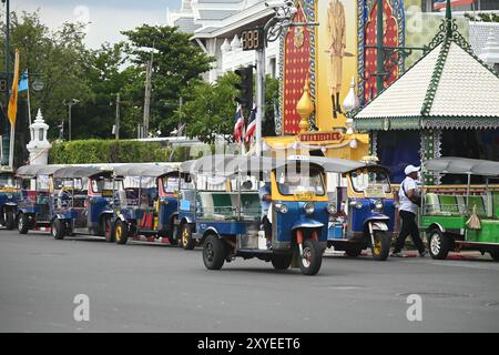 Dreirädriges Auto oder Tuk-Tuk ein Symbol Thailands, das in der Nähe des Sanam Luang Parks auf Passagiere wartet. Stockfoto