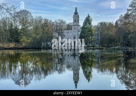 Wandlitz, Brandenburg, Gemany, 16. februar 2019: Ruinen der historischen Burg Dammsmühle auf der anderen Seite des Sees bei Wandlitz in Brandenburg, Deutschland, EU Stockfoto