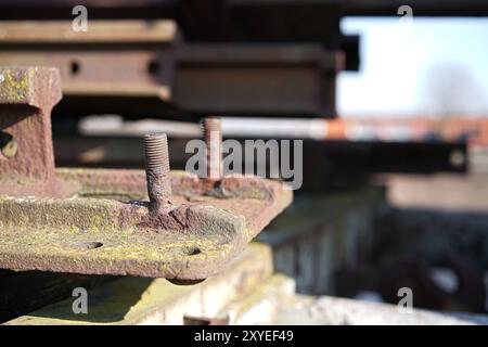 Verrostetes Bauteil mit Schrauben in einem Schrottplatz Stockfoto