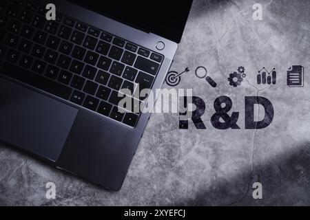 Laptop mit Draufsicht auf dem Schreibtisch mit Forschungs- und Entwicklungskonzept. Verwenden Sie den PC für die Forschung und Entwicklung von Business Science-Technologie. Stockfoto