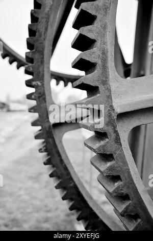 Zahnräder an einem alten Kran im Magdeburger Hafen Stockfoto