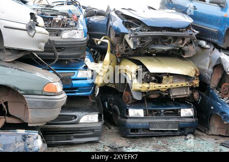 Autos auf einem Schrottplatz Stockfoto