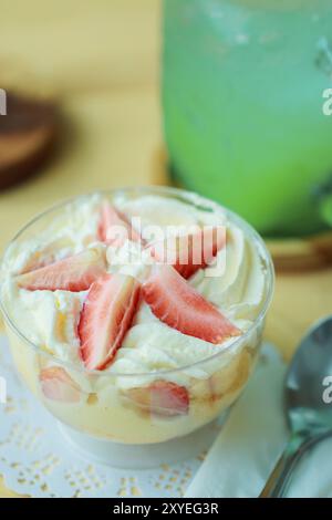 Erdbeerdesserts mit frischer Schlagsahne Stockfoto