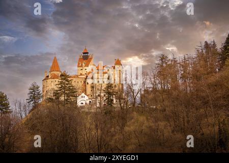 Wunderschöner Panoramablick auf die mittelalterliche Burg Dracula Bran im Sonnenuntergang, Siebenbürgen, Rumänien, Europa Stockfoto