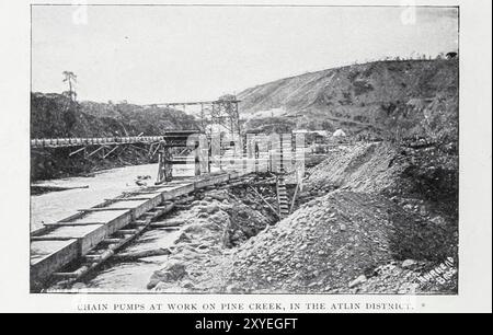 KETTENPUMPE AM PINE CREEK IM ATLIN DISTRICT AUS DEM ARTIKEL THE HISTORY AND PROGRESS OF MINING IN BRITISH COLUMBIA. Von H. Mortimer Lamb. Vom Engineering Magazine widmet sich Industrial Progress Band XIX 1900 The Engineering Magazine Co Stockfoto