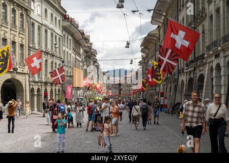 Bern, Schweiz - 22. Juli 2024: Belebte Marktgasse, eine der Hauptstraßen in der Altstadt von Bern, dem mittelalterlichen Stadtzentrum von Bern, Switzer Stockfoto