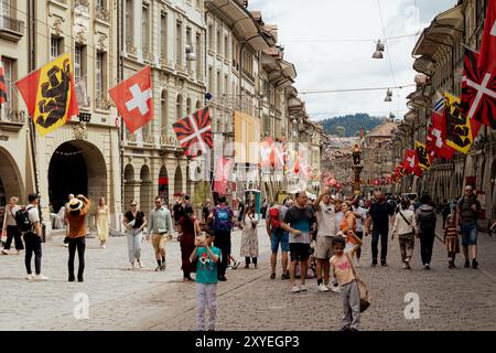 Bern, Schweiz - 22. Juli 2024: Belebte Marktgasse, eine der Hauptstraßen in der Altstadt von Bern, dem mittelalterlichen Stadtzentrum von Bern, Switzer Stockfoto