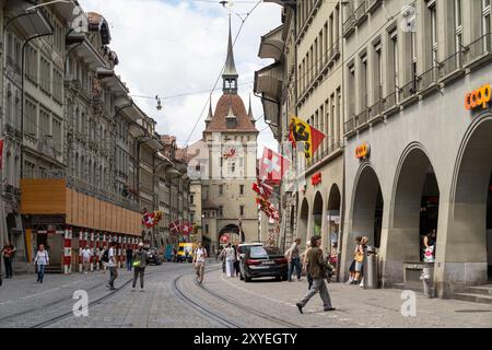 Bern, Schweiz - 22. Juli 2024: Der Kafigturm und die Marktgasse, eine der Hauptstraßen in der Altstadt von Bern, dem mittelalterlichen Stadtzentrum von Bern Stockfoto