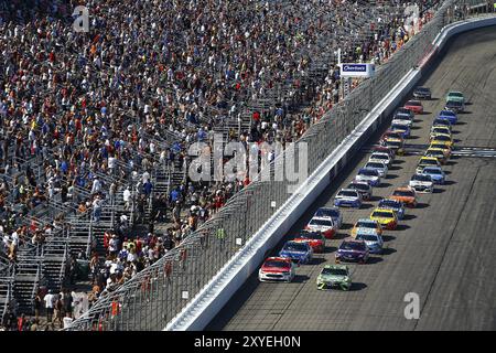 16. Juli 2017, Loudon, NH, USA: Die Teams der Monster Energy NASCAR Cup Series werden bei einem Neustart für die Overton's 301 in New Hampshire Mo um eins kämpfen Stockfoto