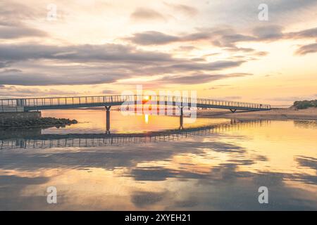 Die östliche Strandbrücke bei Lossiemouth bei Sonnenaufgang am 28. August 2024 Stockfoto