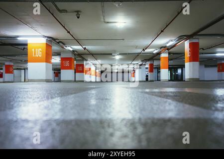 Leeres Parkhaus in der Tiefgarage. Niemand Stockfoto