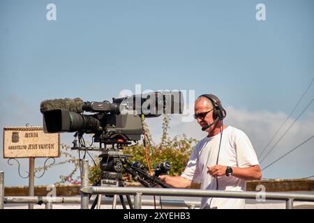 Bayona, Pontevedra, Spanien; 27. August 2024; ein Fernsehkameramann auf einer erhöhten Plattform, der Live-Aufnahmen von einem Sportereignis aufnimmt. Die Nocke Stockfoto