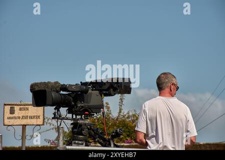 Bayona, Pontevedra, Spanien; 27. August 2024; ein Fernsehkameramann auf einer erhöhten Plattform, der Live-Aufnahmen von einem Sportereignis aufnimmt. Die Nocke Stockfoto