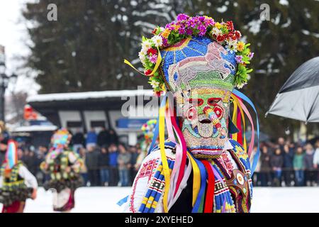 Razlog, Bulgarien, 14. Januar 2017: Menschen in traditionellen Kukeri-Kostümen beim Kukeri-Festival Starchevata, Europa Stockfoto