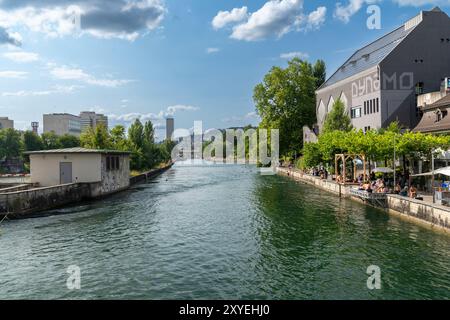 Zürich, Schweiz - 17. Juli 2024: An einem heißen Sommertag schwimmen, schwimmen und entspannen Sie auf der Limmat im Zentrum von Zürich Stockfoto