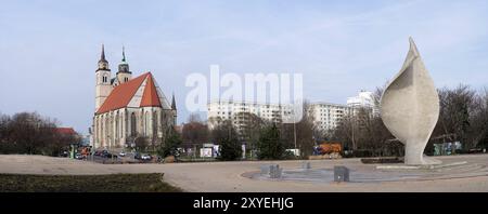 Panorama der Stadt Magdeburg am Elbufer mit Blick auf die Johanniskirche Stockfoto