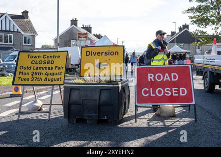 Straßensperre, Umleitungsschild, Ould Lammas Fair Fußgängerzone des Stadtzentrums für Touristen und Besucher. Ballycastle, Großbritannien - 26. August 2024. Stockfoto