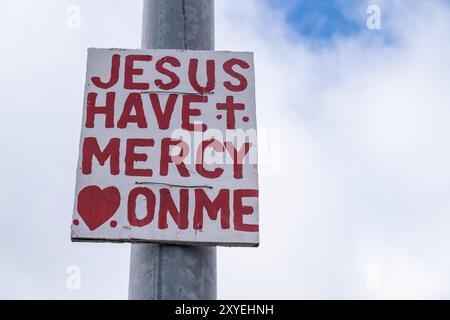 Jesus hat Erbarmen mit mir, evangelisch christliches Schild auf Laternenpfahl, selbstgemachte handgemalte, weiße Hintergründe. Ballycastle, Großbritannien - 26. August 2024. Stockfoto