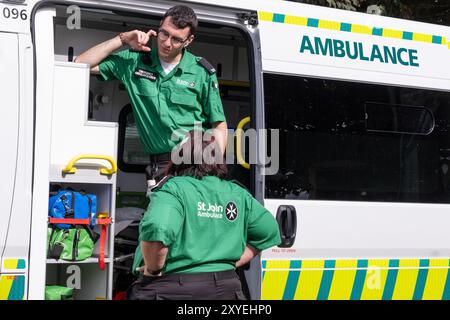 St. John's Wohltätigkeitsorganisation freiwillig Ambulanz Service Fahrzeug und Crew auf Bereitschaftsbereitschaft, um in allen medizinischen Situationen zu helfen. Ballycastle, Großbritannien - 26. August 2024: Stockfoto