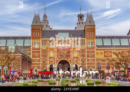 Amsterdam, Niederlande, 31. März 2016: Wasser und bunte Tulpenblumen, Rijksmuseum und Menschen vor dem Schreiben, I amsterdam, Museumplein, Hollan Stockfoto