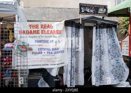 Madame Eleanor Wahrsagerin, Kristallkugel, Palmenlesen, Teeblätter lesen, Stadtzentrum während der Ould Lammas Fair. Ballycastle, Großbritannien - 26. August 2024 Stockfoto