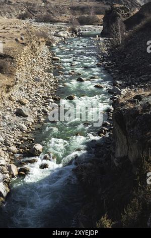 Stürmischer Bergfluss mit Steinspritzern und Schaum mit klarem Trinkwasser von smaragdgrüner Farbe. Der Begriff der natürlichen Quellen des Bergtrinkens wa Stockfoto