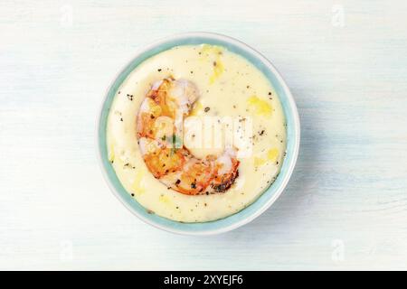 Die Garnelen in eine Schüssel von Caesar Sauce mit Mayonnaise, Salz, Pfeffer, und Zitronenschale, Meeresfrüchte Vorspeise Stockfoto