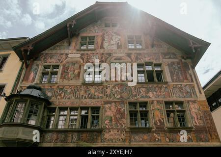 Schaffhausen, Schweiz - 17. Juli 2024: Haus zum Ritter aus dem Jahr 1492 mit Freskenmalereien von Tobias Stimmer in der Altstadt von Scha Stockfoto