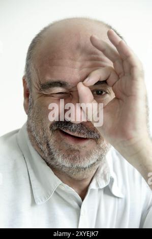 Mann macht das ok, unterschreibe vor dem Auge Stockfoto