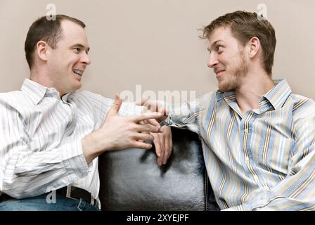 Zwei junge Männer in einem Gespräch Stockfoto