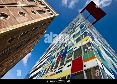 Altes und neues Bürogebäude im Düsseldorfer Medienhafen Stockfoto