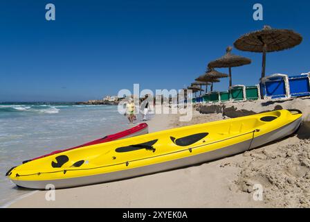 Gelbes Kajak am Strand es Trenc in Colonia Sant Jordi Stockfoto