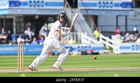 Hove UK 29. August 2024 - Tom Clark schlägt für Sussex während des ersten Tages des Cricket-Spiels der Vitality County Championship League zwei zwischen Sussex und Derbyshire auf dem 1. Central County Ground in Hove: Credit Simon Dack /TPI/ Alamy Live News Stockfoto