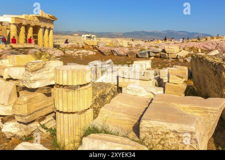 Athen, Griechenland, 14. Oktober 2016: Touristen in der Nähe des Parthenon-Tempels in der Akropolis in Athen, Griechenland, Europa Stockfoto