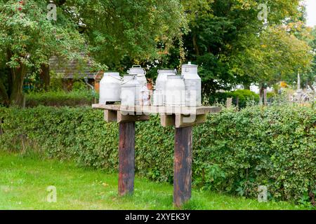 Rostige alte Milchdosen, Mecklenburg-Vorpommern, Deutschland, Europa Stockfoto