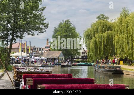 Der Spreewaldhafen mit Steg und Binnenschiffen Stockfoto