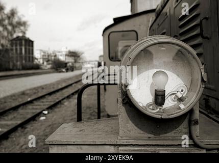 Scheinwerfer einer historischen Lokomotive im Magdeburger Hafen Stockfoto