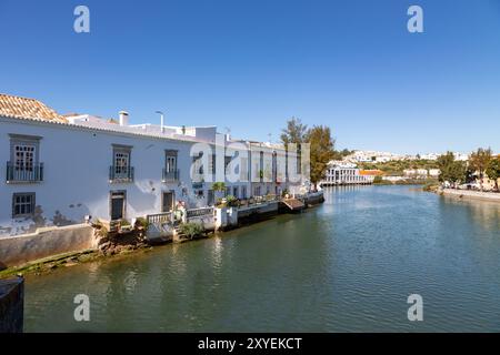 Flussufer des Gilao-Flusses in Tavira an der Algarve, Portugal, von der Ponte Romana aus gesehen. Blick von der Ponte Romana auf die Flussufer des Stockfoto