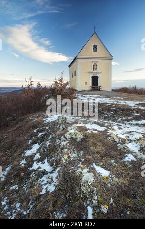 Kleine Kapelle auf einem Hügel im Winter Stockfoto