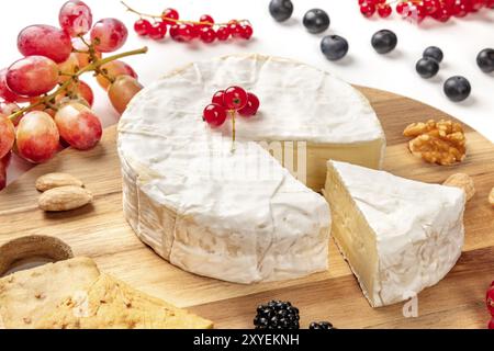 Eine Nahaufnahme der Camembert mit Früchten und Nüssen, Schuß auf weißem Hintergrund Stockfoto