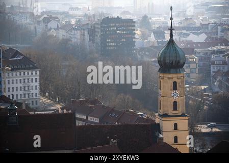 Blick auf Franziskaner Kirche, Graz vom Castle Hill, Schlossberg. Nahaufnahme Stockfoto