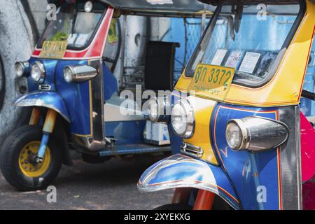 BANGKOK, 13. März: Thai Tuk Tuk Taxi auf der Rattanakosin Insel Bangkok am 13. März 2016 in Bangkok, Thailand, Asien Stockfoto