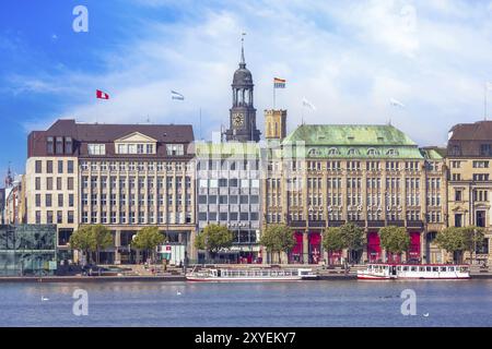 Hamburg, Deutschland, 27. Juli 2018: Schöner Blick auf die Hamburger Innenstadt mit Domturm und Alster, Europa Stockfoto