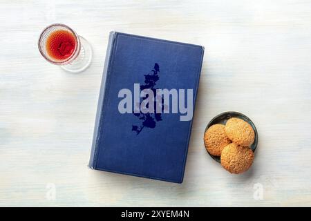 Ein Buch mit einem Glas Wein und Cookies, Schuß von der Oberseite mit Kopie Raum Stockfoto