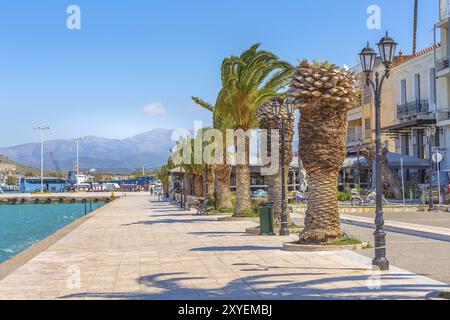 Nafplio, Griechenland, 30. März 2019: Promenade mit Palmenmeer in Nafplion, Peloponnes, Europa Stockfoto