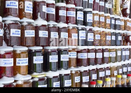 Kopaonik, Serbien, 18. Januar 2016: Chutney- und Honiggläser aus verschiedenen Obstsorten auf dem serbischen Spezialmarkt, Europa Stockfoto