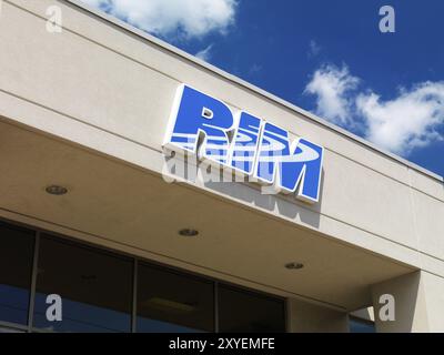 RIM-Schild am Bürogebäude von Research in Motion vor blauem Himmel. Waterloo, Ontario, Kanada, Nordamerika Stockfoto