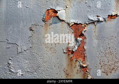 Rost auf der Oberfläche von Metall mit Farbrückständen Stockfoto