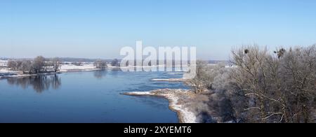 Blick auf die Elbe bei Magdeburg im Winter Stockfoto