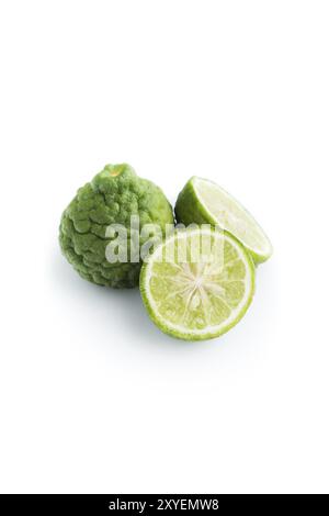 Kaffir Lime thai Kraut isoliert auf weißem Hintergrund Stockfoto